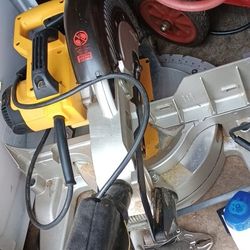DeWalt DW713 10-inch compound miter saw. 