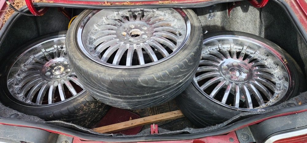 Set Of 5 Lugs 20s Off Of Ford