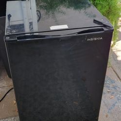 Mini Fridge. Insignia 