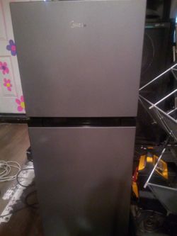 Midea mini fridge