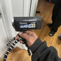 Panasonic Full HD Camcorder (42x Zoom) + GorillaPod