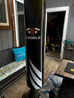 Free-standing punching bag