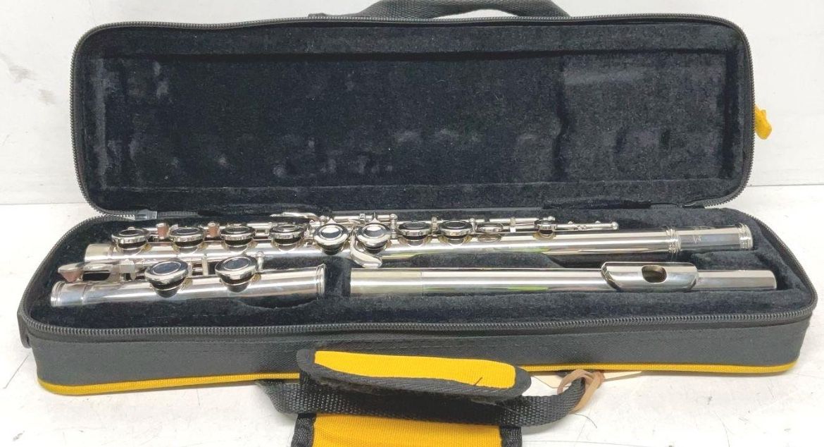 Yasisid flute with case