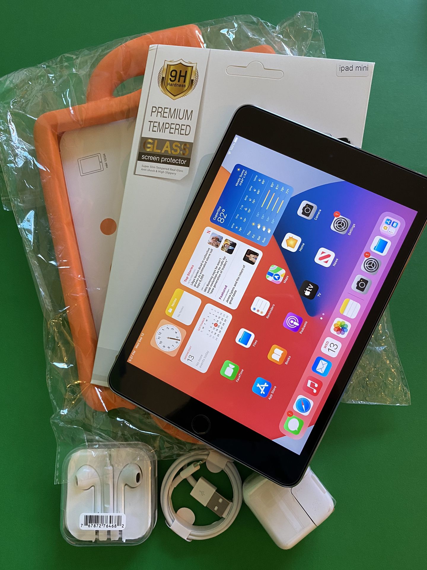 128GB Apple IPad Mini 4 / 4th Generation ( IOS 15/ Retina / Touch ID) with new kids case screen protector charger & Accessories