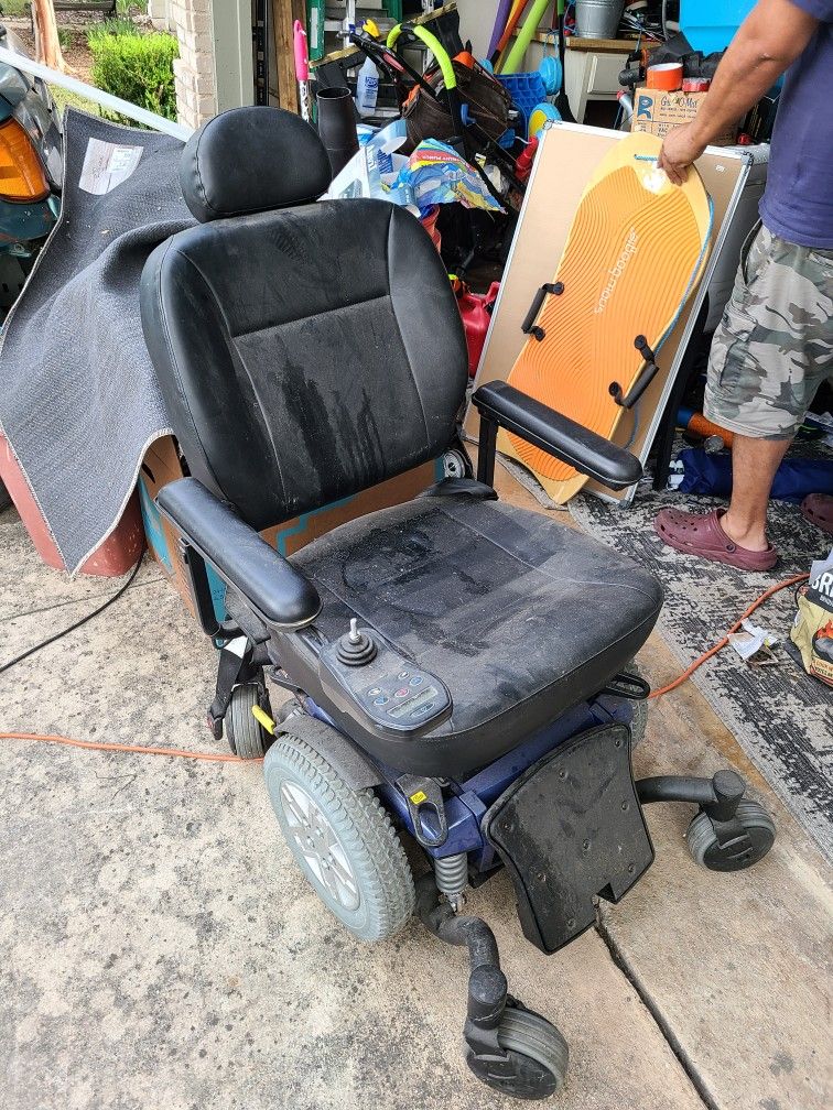 Electric Wheelchair ♿️ Quantum EDGE With Or Without Harmar Lift/ Ramp Make Offer