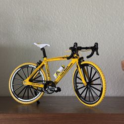YELLOW Miniature Bike | Road Bike | 1:10 Scale | Cycling Toy