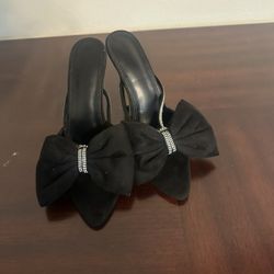     Black Heels with Bow – Elegant Style – Good Condition