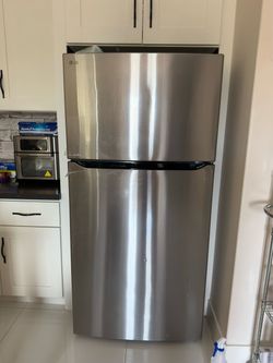 LG - 24 cu. ft. top freezer refrigerator