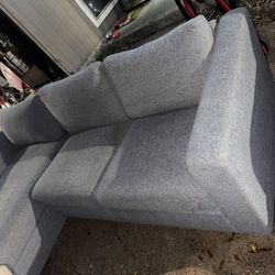 Grey L Sectional Couche