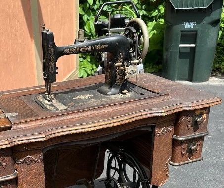 Antique 1920's Singer Sewing Machine