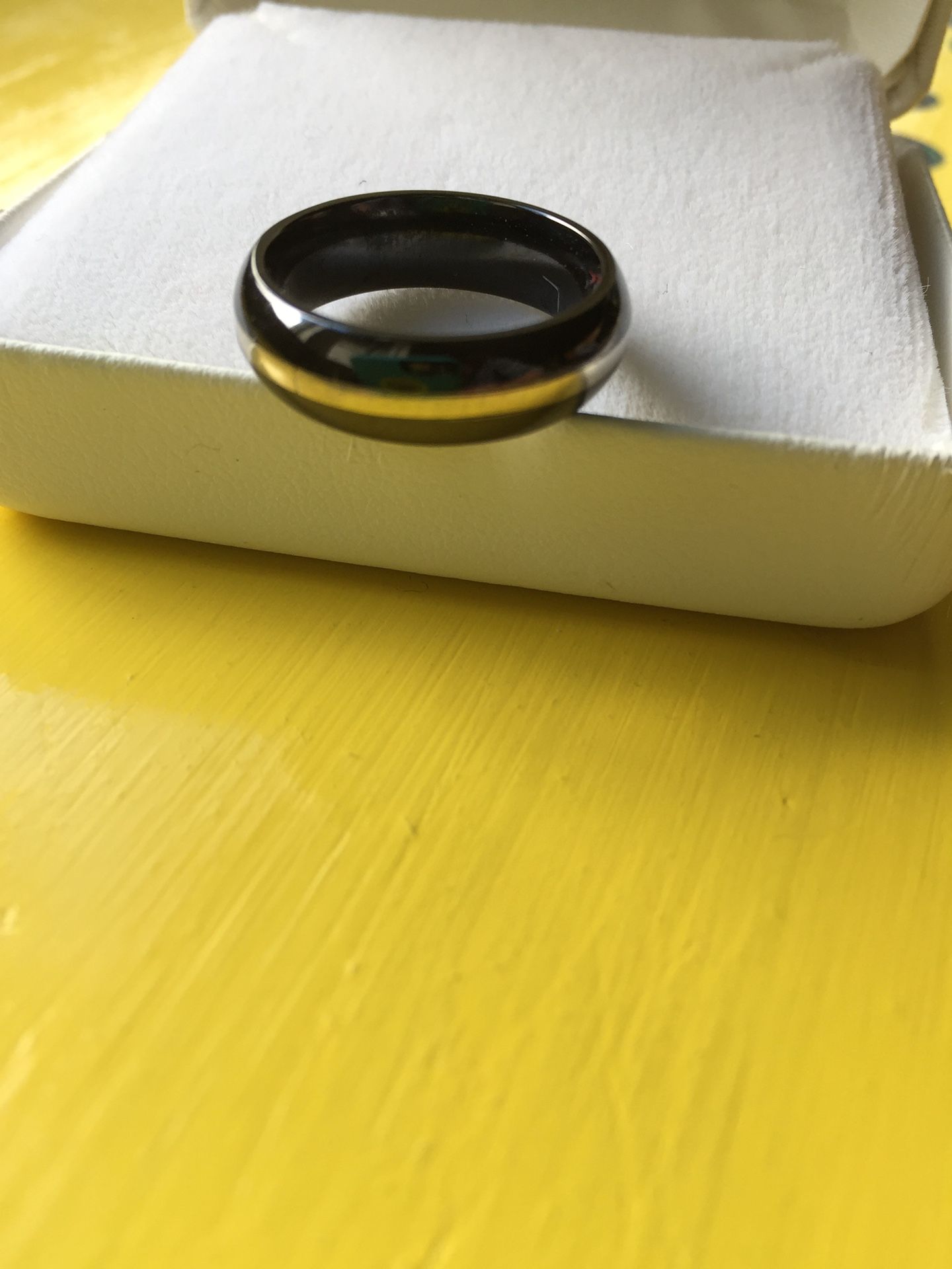 18k white gold and black titanium band. Good condition. Good price! Size 7.