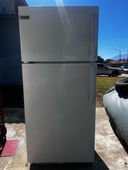 🥶🥗🥪 frigidaire refrigerator runs excellent🚚🚚￼