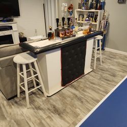 Bar With 2 Bar Stools