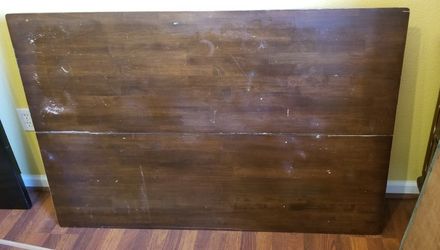 Brown Table With 4 Chairs. Mesa Color Café Con Cuatro Sillas.