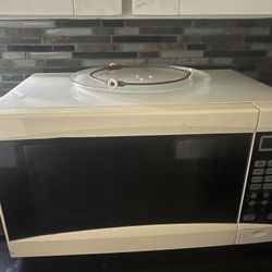 Microwave And Small Ninja Air fryer Combo In Great Condition Just Moving They Are Both A Combo Or $30.00 Each & Will Deliver In Visalia Or Tulare$10  