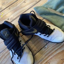 NIKE Kyrie Irving BASKETBALL Shoes