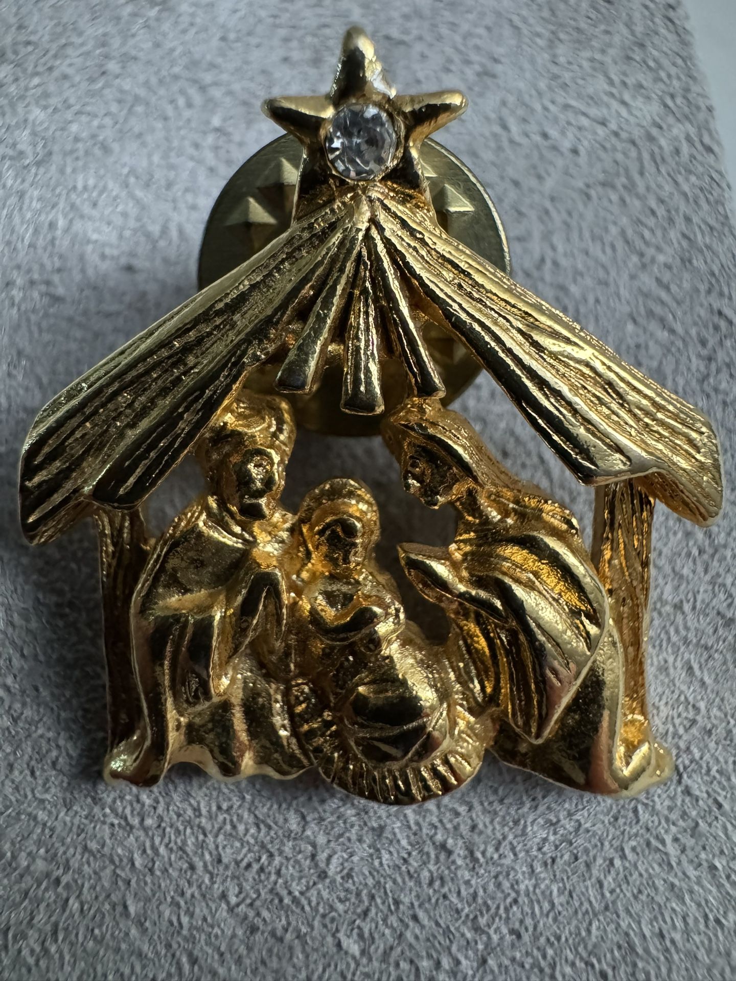 Gold Tone Nativity Scene Collectible Costume Fashion Jewelry Pin