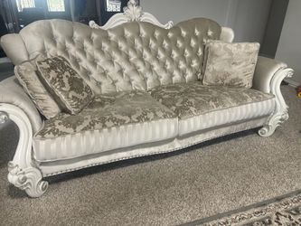 Victorian Style Tufted Velvet Sofa