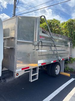 Isuzu v8 gas dump truck 2020 /53000 miles
