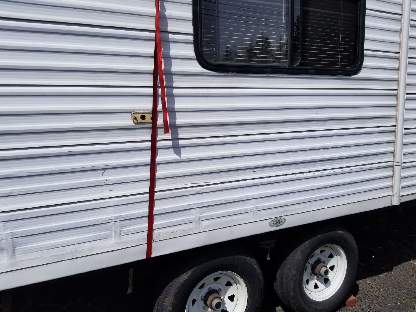 2006 Fleetwood 33ft travel trailer W/tip out AS IS