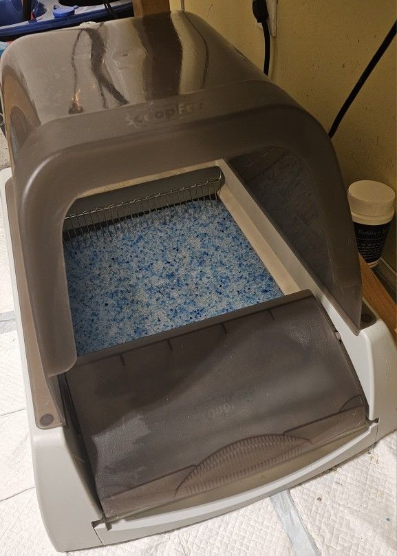 Scoop Free Auto Litterbox With Hood And Reusable Tray