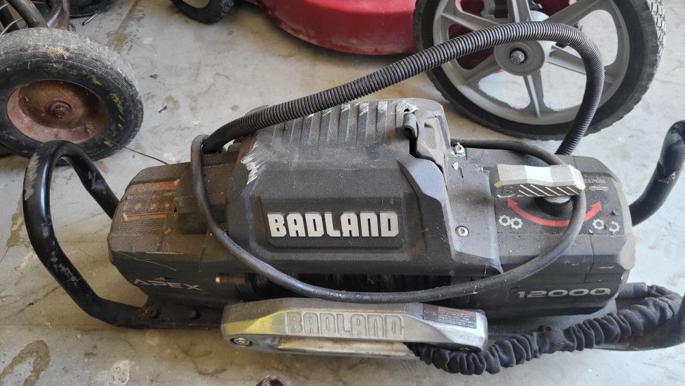 Badlands winch with bumper support