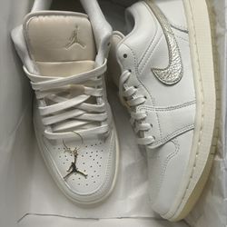 Jordan 1 Low Metallic Team Gold Size 8W New