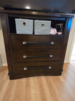 Tv stant- 3 drawer chest