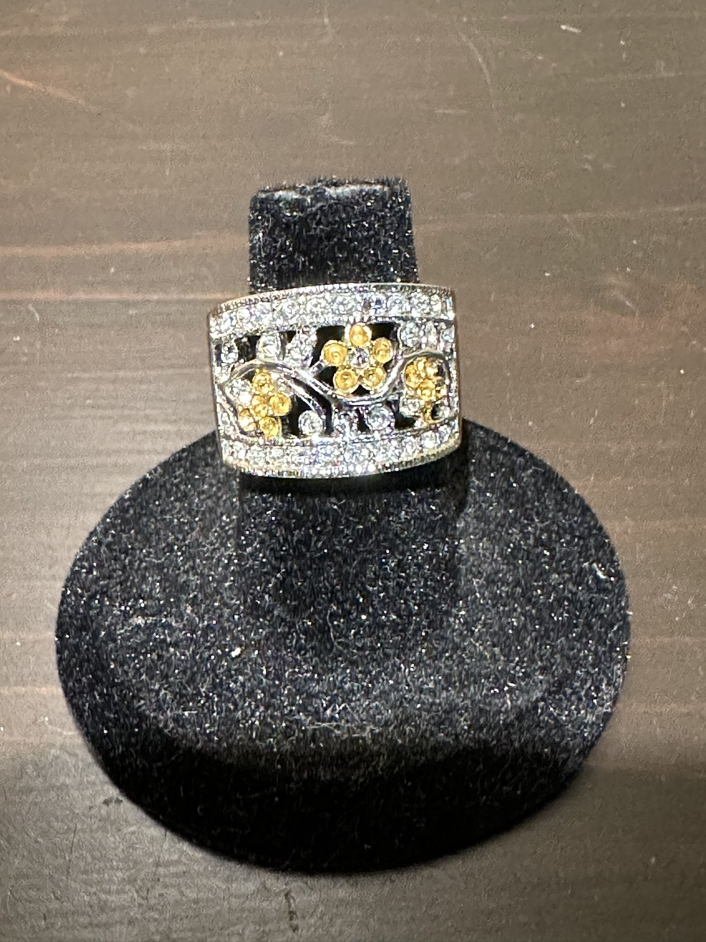 Silver and gold flower band ring. Approximate size 5 1/2 to 5 3/4