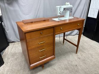 SINGER Vintage Mid Century Sewing Machine Table Model # 600