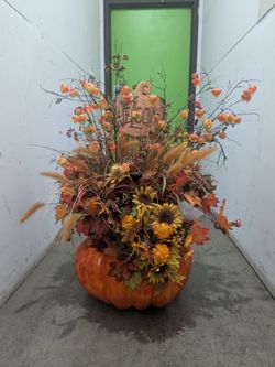 Beautiful and giant welcome pumpkin!!!