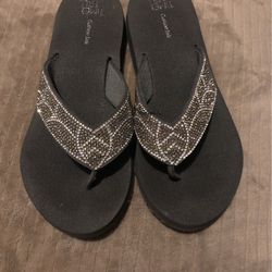 SANDALS 
