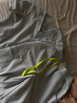 Women scrubs figs
