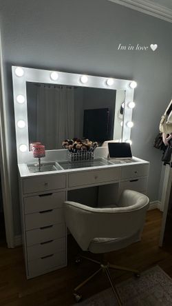 Makeup vanity