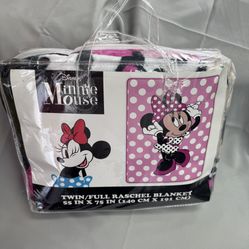 Minnie Gear !! Blankets Throws & Sheets!!