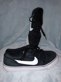 Nike Toki Low Canvas size 7y for Sale in Houston, TX - OfferUp