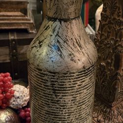 Weighted Ribbed Metal Gold & Black Vase 