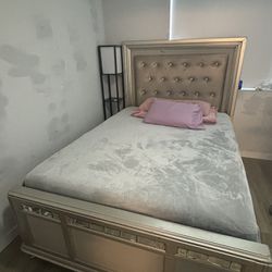 Queen Bed 250 