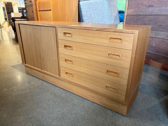 HUNDEVAD & CO Vintage Mid-Century Modern Danish Teak Sideboard/Credenza with Hutch