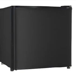 COWSAR 17.52 in. 1.4 cu. ft. Mini Refrigerator in Black with Compact Freezer=610