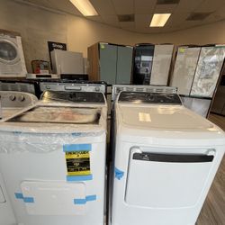 Brand New Frigidaire Washer & Gas Dryer Set 