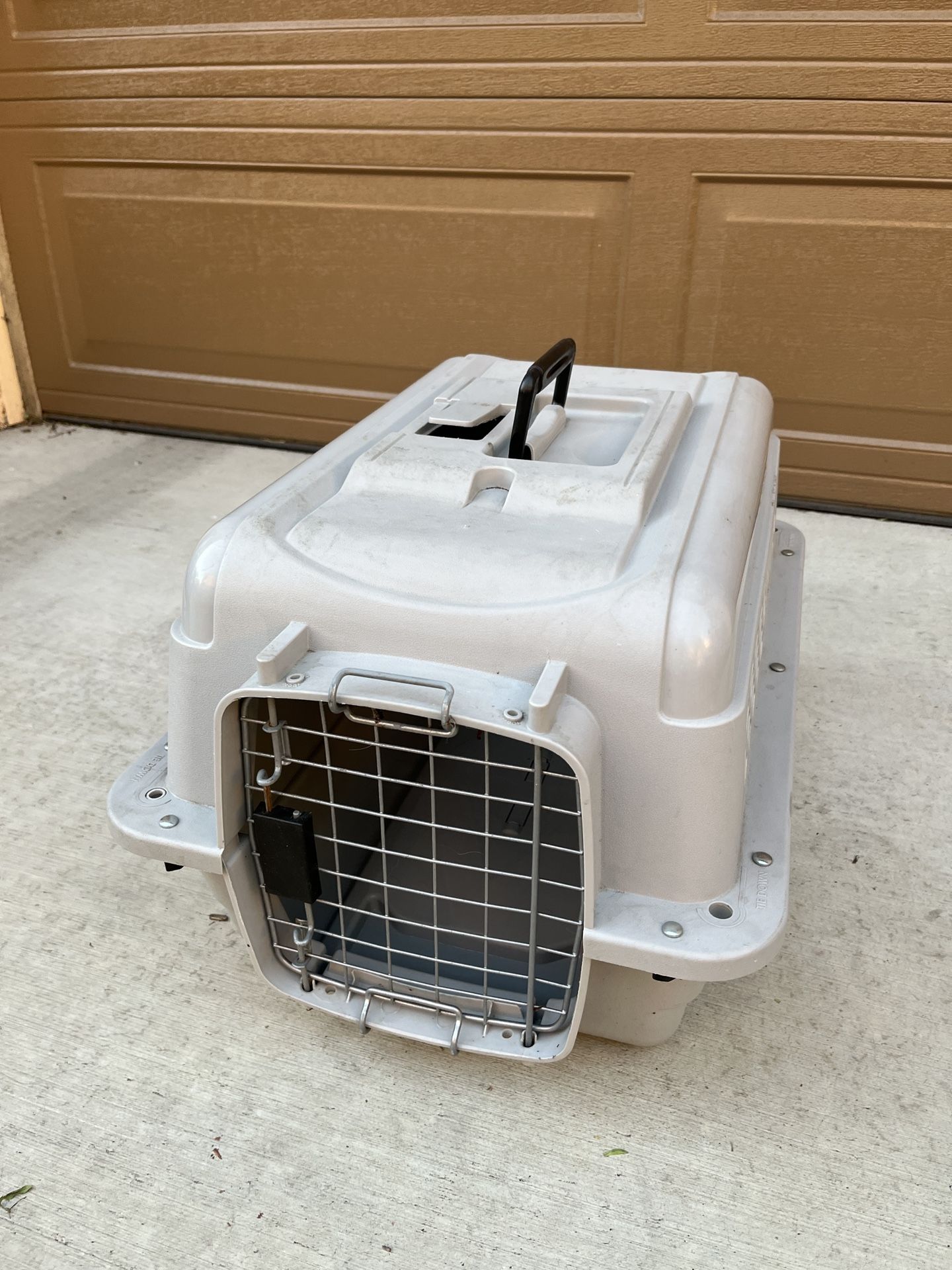 Pet Carrier. Strong Plastic. Easy Assembly. Clean Inside. 23”x12”x13”