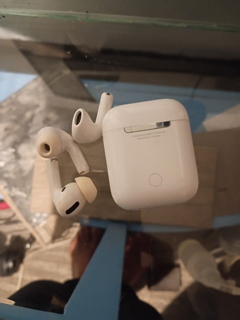 Airpod 3 Pro ,No Charging Case. Airpod 3 only 1 Right Side, and Airpod First Generation Charching Case Only.