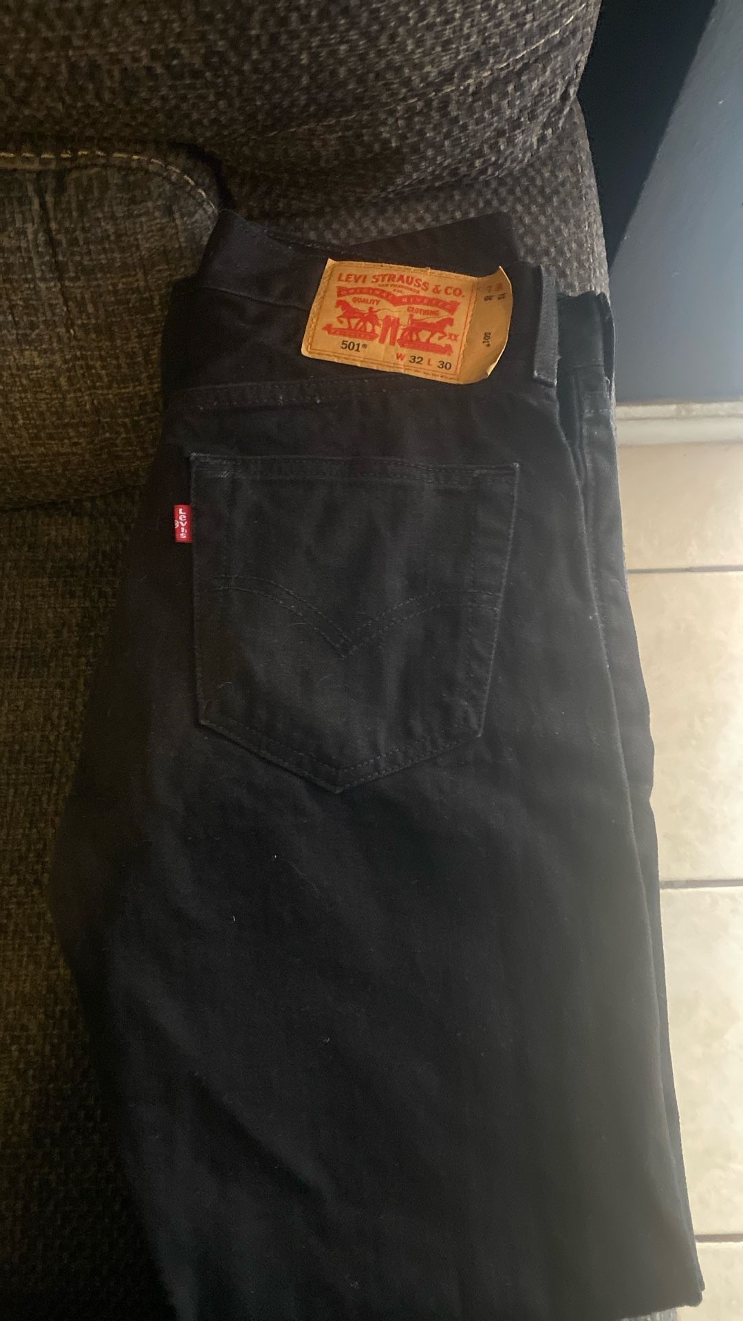 Black Levi 501s (32x30)