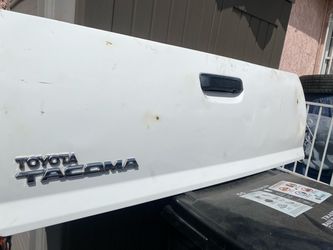 Toyota Tacoma Tailgate White 05-15 TOYOTA TACOMA
