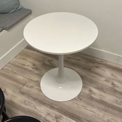 24” Round White Table