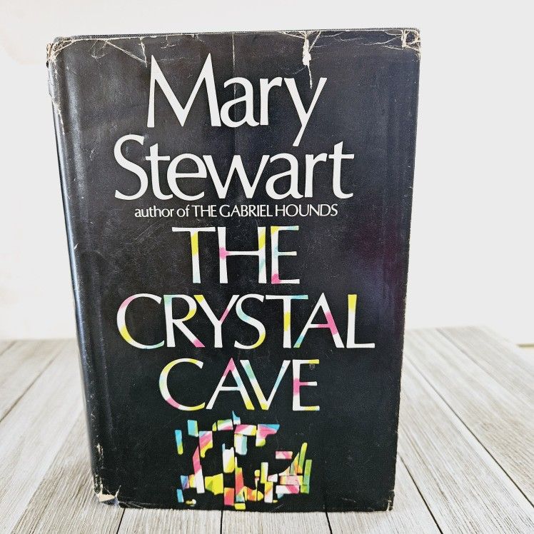 Vintage The Crystal Cave by Mary Stewart Hardback Novel Book Club Edition Copyright 1970 William Morrow and Company, Inc. 

Pre-owned in excellent cle