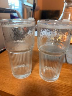 2-Piece Ribbed and Hammered Glass Tumbler Set with Lids, Straws, and Sleeves