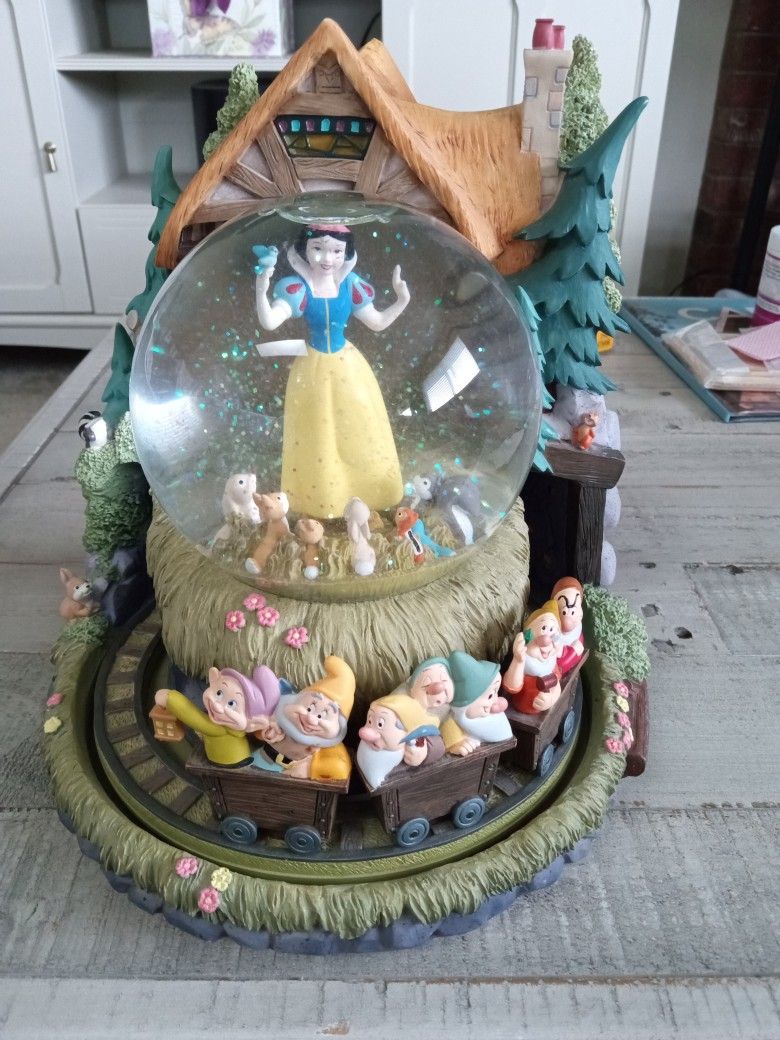 Disney Snow White Musical Snow Globe