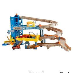 Matchbox Toy Cars Playset, 4-Level Garage & 1:64 Scale Tow Truck, Kid-Powered Elevator, Car Repair Station & Spiral Ramp